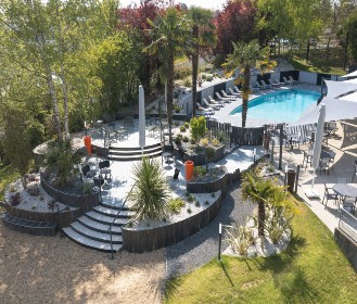 Piscine avec terrasse