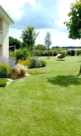 Entretien de jardin par un jardinier : plantation, tonte, débroussaillage, petits travaux, ...