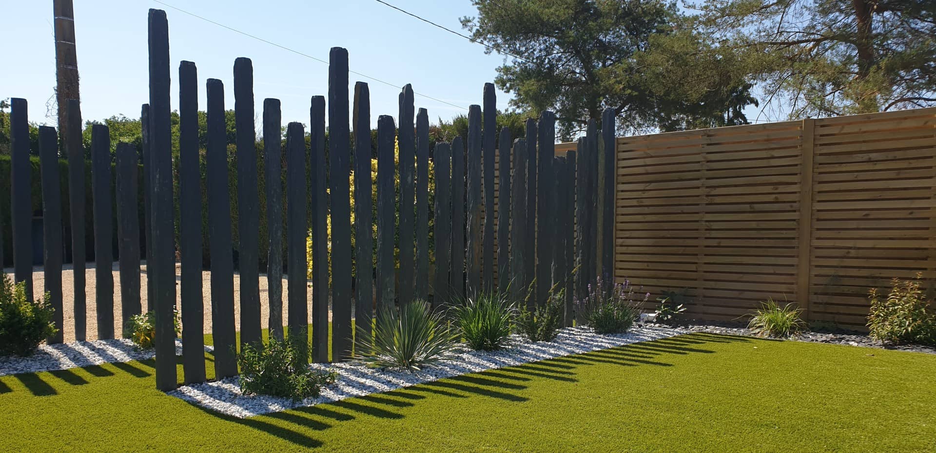 Petits travaux de jardinage avec un jardinier paysagiste ou travaux de création avec notre bureau d'études paysagères